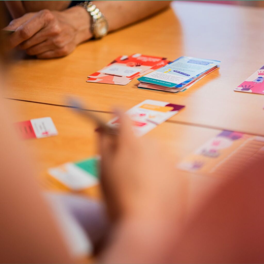 Des personnes jouant à Dilemme de pierre, notre serious game sur les valeurs